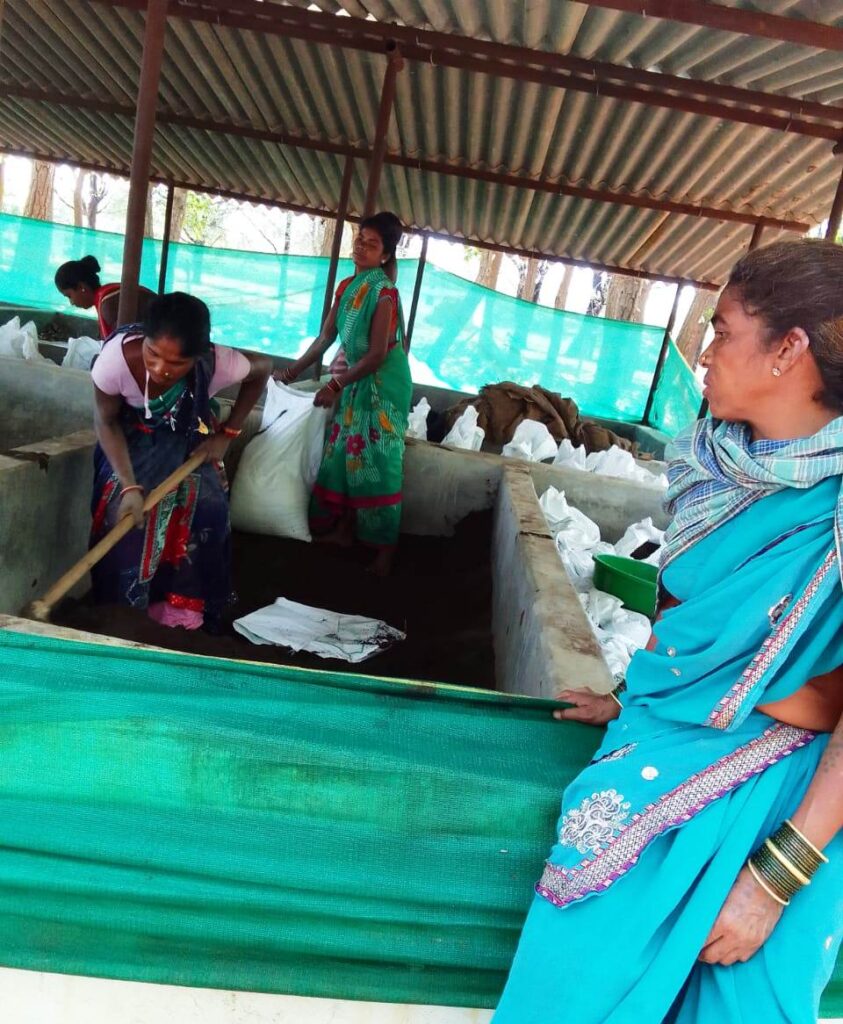 गौठान में वर्मी कम्पोस्ट खाद उत्पादन में जुटी समूह की महिलाएं