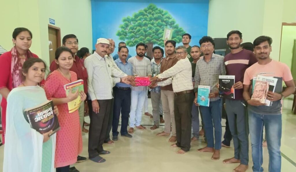 पढ़बो धमतरी के तहत मिले किताबों को रखी गई लाईब्रेरी में