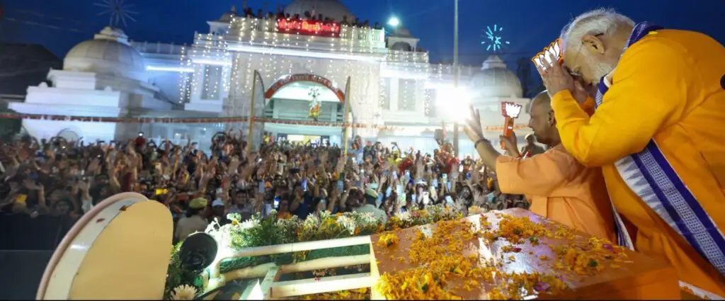 पीएम मोदी ने की यूपी सरकार की तारीफ़, जनता में मोदी को देखने उमड़ी भीड़