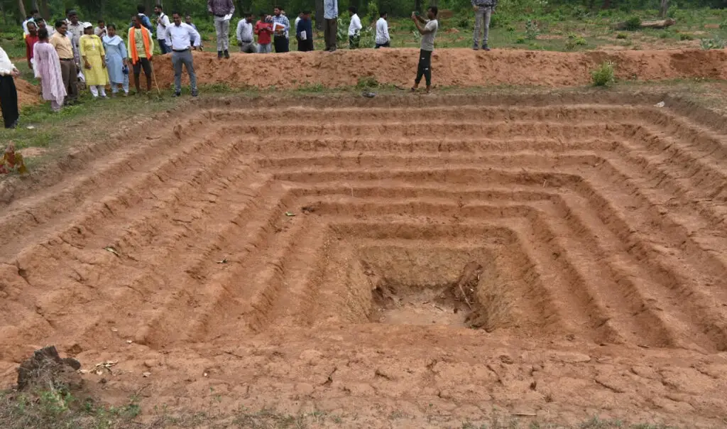 तालाबों में जल संरक्षण हेतु गाद निकालने, समुचित सफाई करने टीम द्वारा किया गया सर्वे