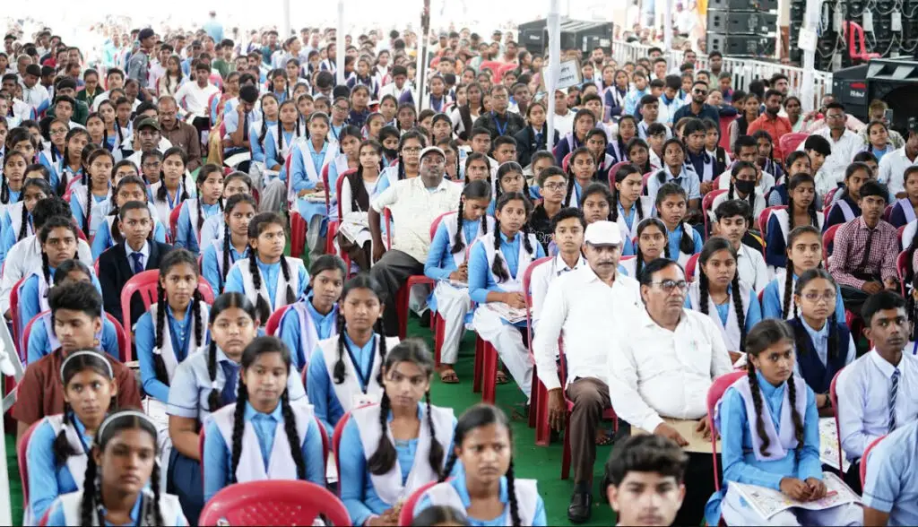 जिले में जिला प्रशासन द्वारा आयोजित मिशन अव्वल, मेधावी विद्यार्थी सम्मान समारोह में बच्चों की जिज्ञासा का सीएम साय ने किया समाधान