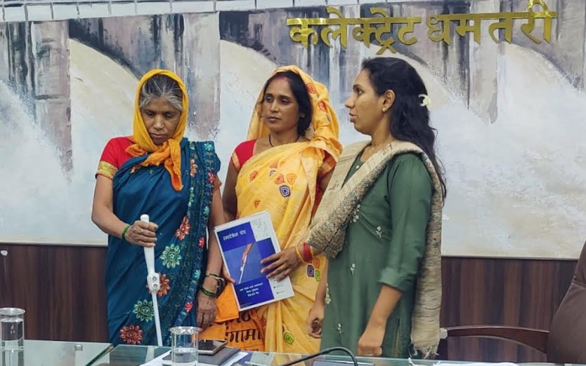 कलेक्टर की त्वरित कार्यवाही से दिव्यांग हेमबाई साहू को मिली स्मार्ट श्वेत छड़ी