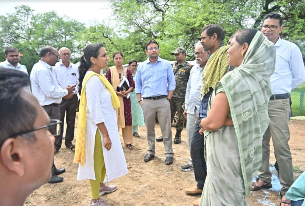 कुरुद ब्लॉक के गांवों का कलेक्टर नम्रता गांधी ने किया निरीक्षण