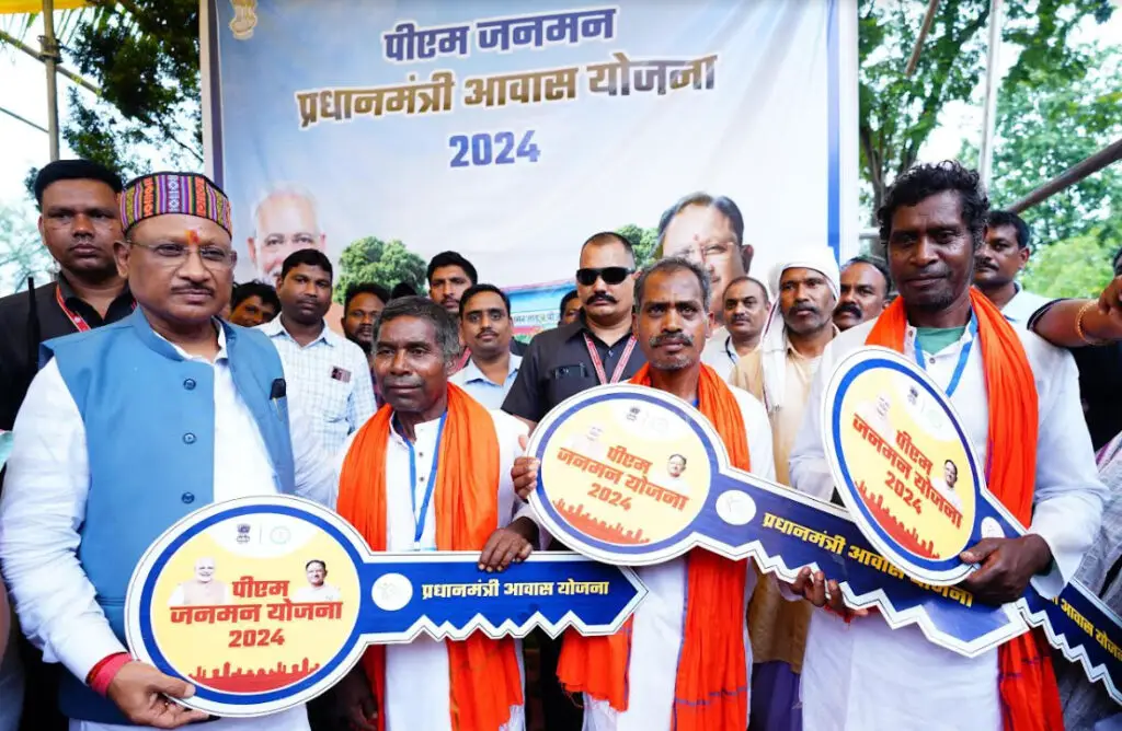 मुख्यमंत्री साय ने पीएम जनमन योजना के हितग्राहियों को सौंपी घर की चाबी