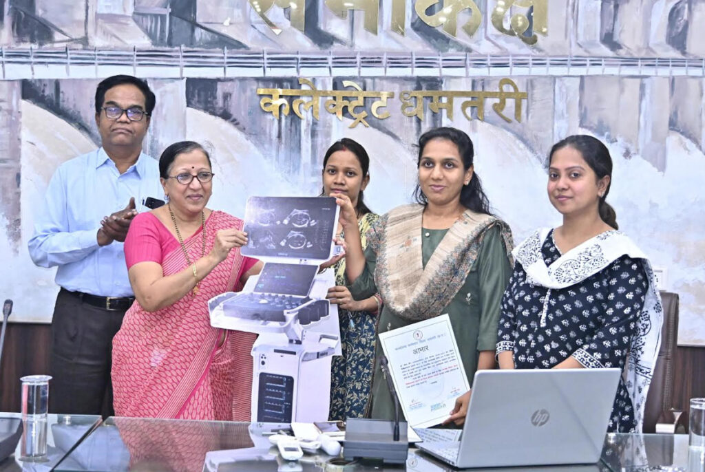 स्त्री रोग विशेषज्ञ डॉ.मीना जैन ने जिला अस्पताल को सोनोग्राफी मशीन की भेंट