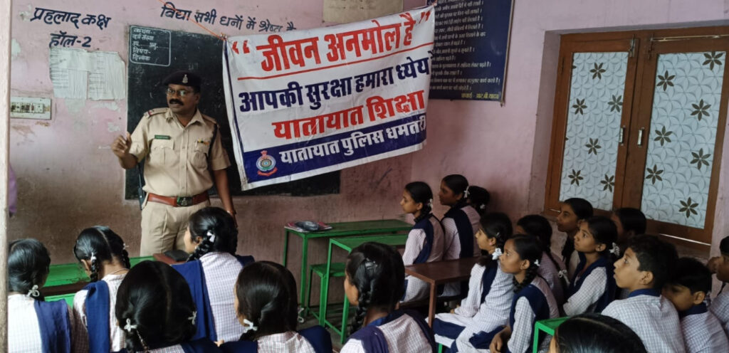 बठेना स्कूल के छात्र-छात्राओं को यातायात नियमों की जानकारी देकर किया गया जागरूक
