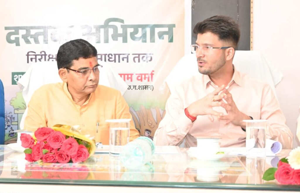 योजनाओं का शत प्रतिशत क्रियान्वयन करने शुरू किया गया दस्तक अभियान