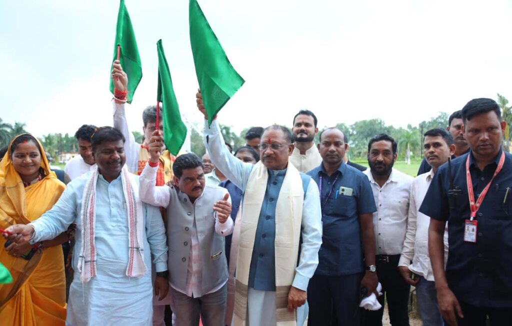 मुख्यमंत्री ने जल शक्ति अभियान के जागरूकता वाहन को हरी झंडी दिखाकर किया रवाना
