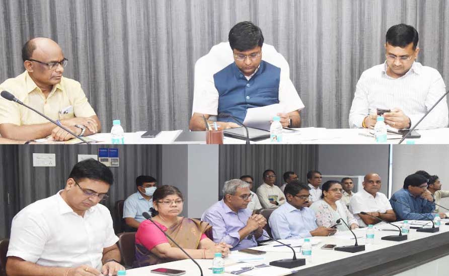जनसम्पर्क आयुक्त ने विभागीय अधिकारियों से काम-काज की जानकारी ली