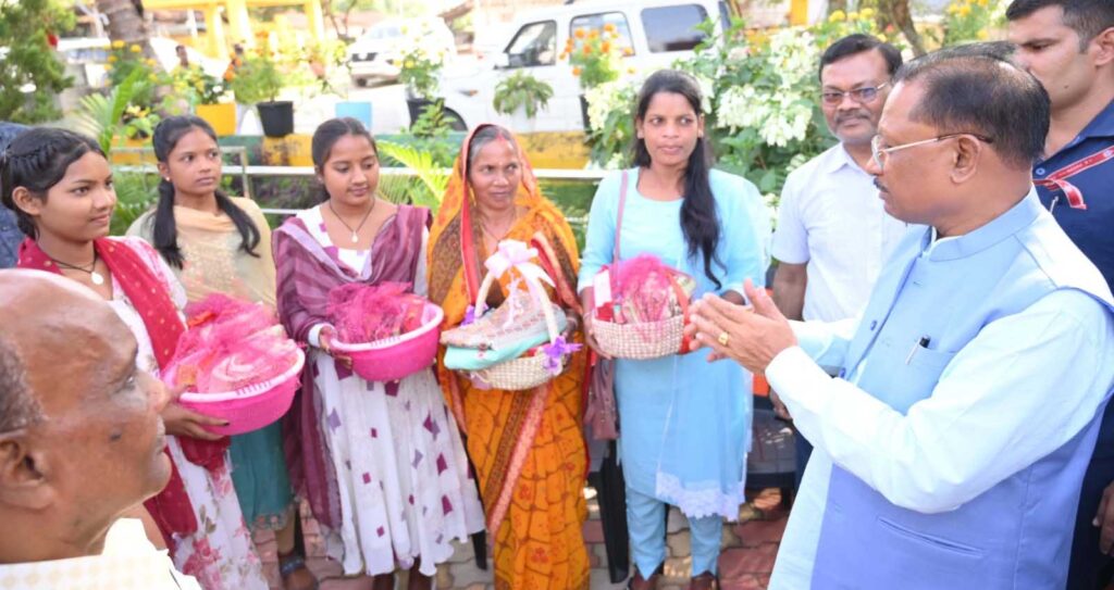 पीएम आवास योजना की हितग्राहियों को मिला दीपावली का उपहार