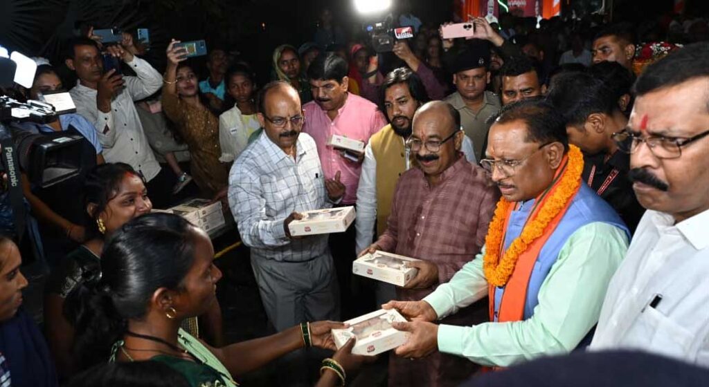 सीएम ने सफाई कर्मियों को मिठाई और उपहार दिए