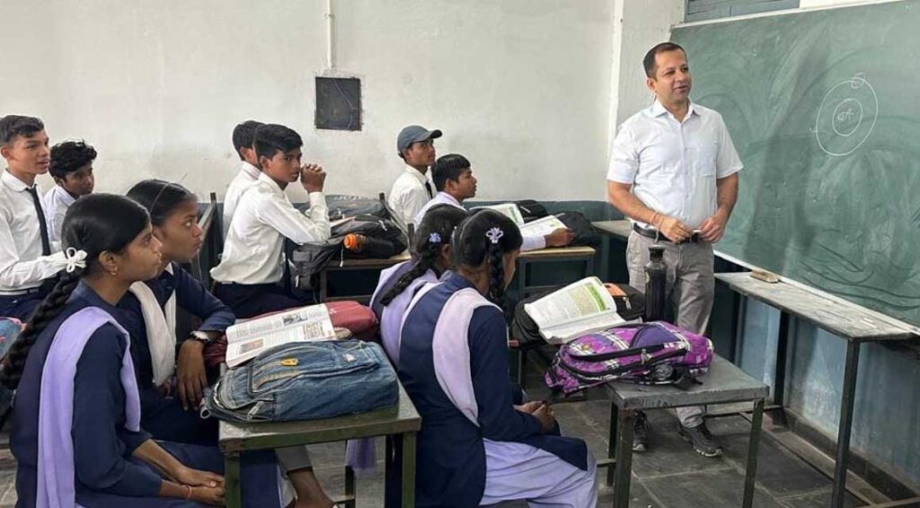 विद्यार्थियों को सिखाया कृत्रिम उपग्रह का विज्ञान