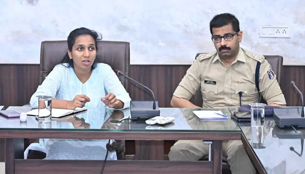 कलेक्टर और SP ने ली कानून व्यवस्था दुरूस्त बनाए रखने के संबंध में बैठक