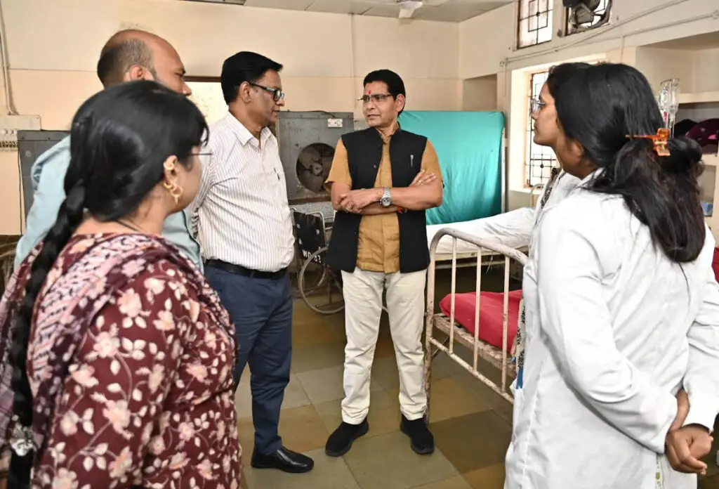 एम्स, डीकेएस और मेकाहारा अस्पताल का राजस्व मंत्री टंकराम वर्मा ने किया दौरा