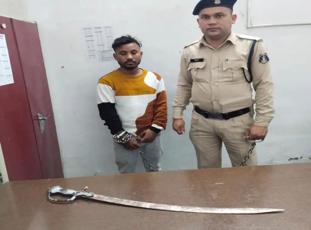 तलवार से केक काटकर मनाया जन्मदिन, रायपुर में बर्थडे बॉय गिरफ्तार