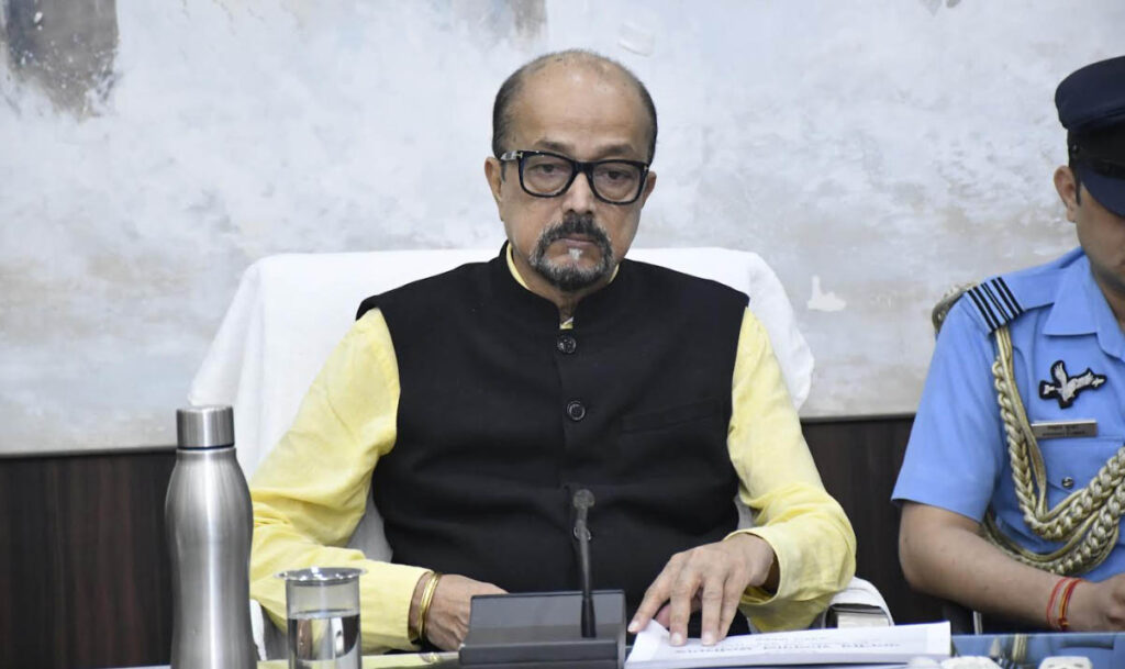 राज्यपाल कलेक्टोरेट में अधिकारियों से चर्चा कर योजनाओं के क्रियान्वयन से हुए अवगत