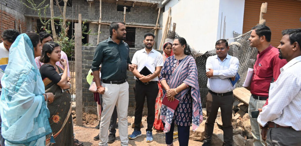 प्रधानमंत्री आवास का काम तेज करने के कलेक्टर ने दिए निर्देश