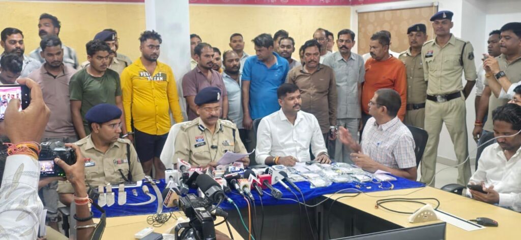 एक अफवाह और 40 करोड़ कैश,16 किलो सोना के लालच में 15 लोग पहुंचे जेल