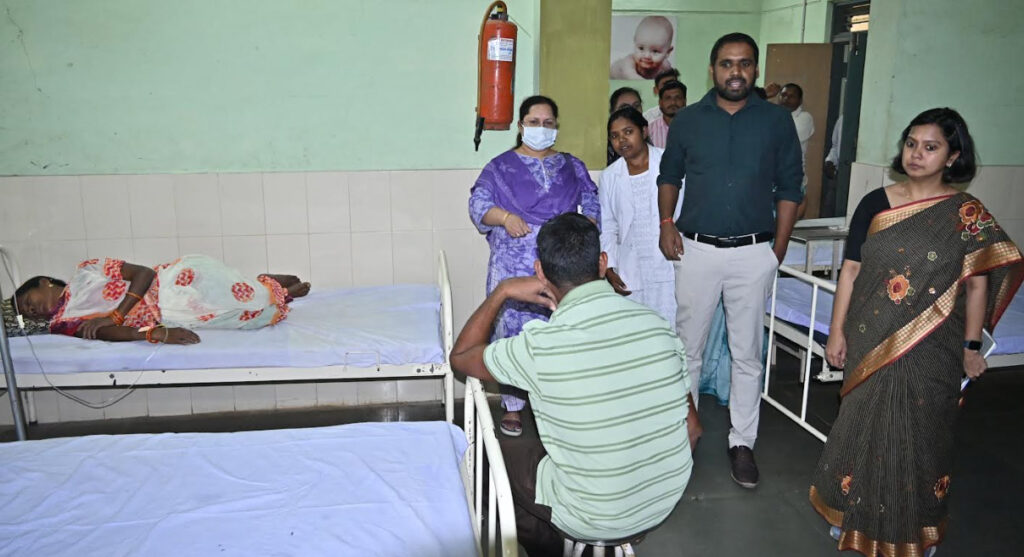 प्राथमिक स्वास्थ्य केन्द्र पहुंचे कलेक्टर, मौजूद मरीजों से लिया फीडबैक