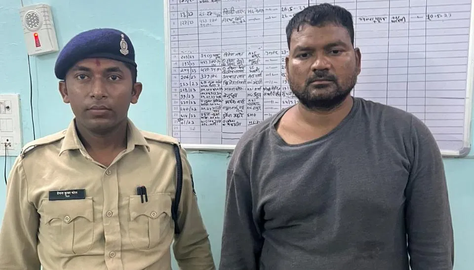 गुंडागर्दी करने वाले युवक ने मांगी बुजुर्ग से माफी, रायपुर पुलिस ने उतारा भूत