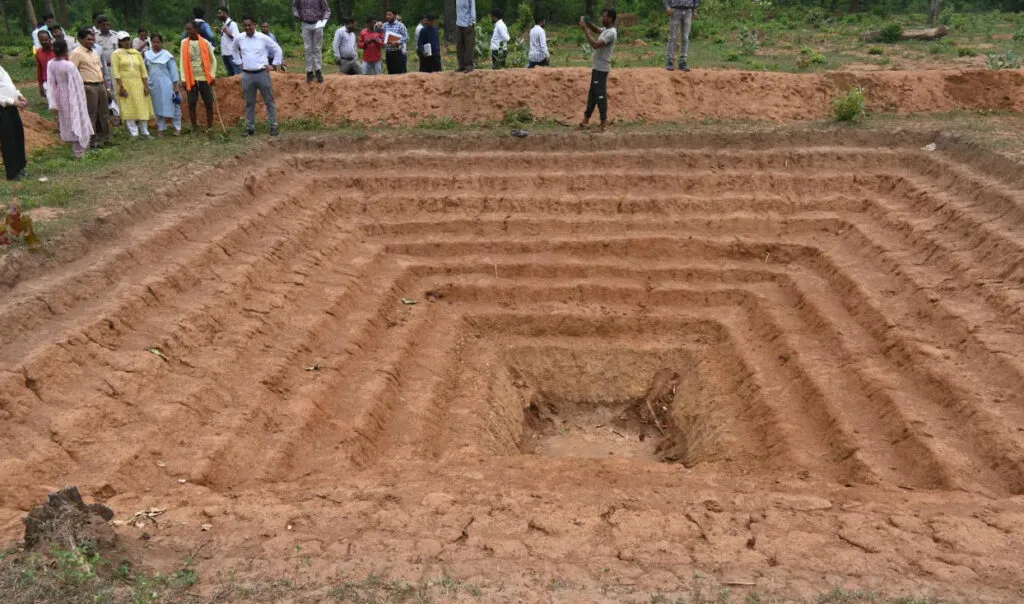 तालाबों में जल संरक्षण हेतु गाद निकालने, समुचित सफाई करने टीम द्वारा किया गया सर्वे