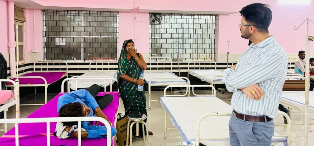 स्वास्थ्य सुविधाओं का जायजा लेने बलौदाबाज़ार कलेक्टर पहुँचे हॉस्पिटल
