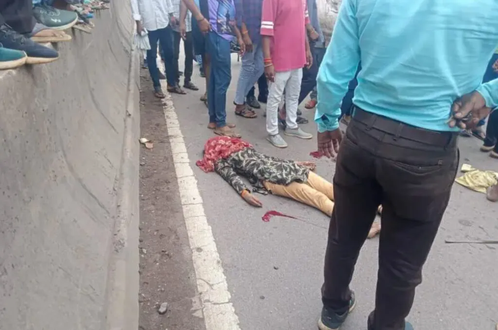 ऑटो पकड़ने सड़क पार कर रही युवती को तेज़ रफ़्तार बाइक ने मारी टक्कर