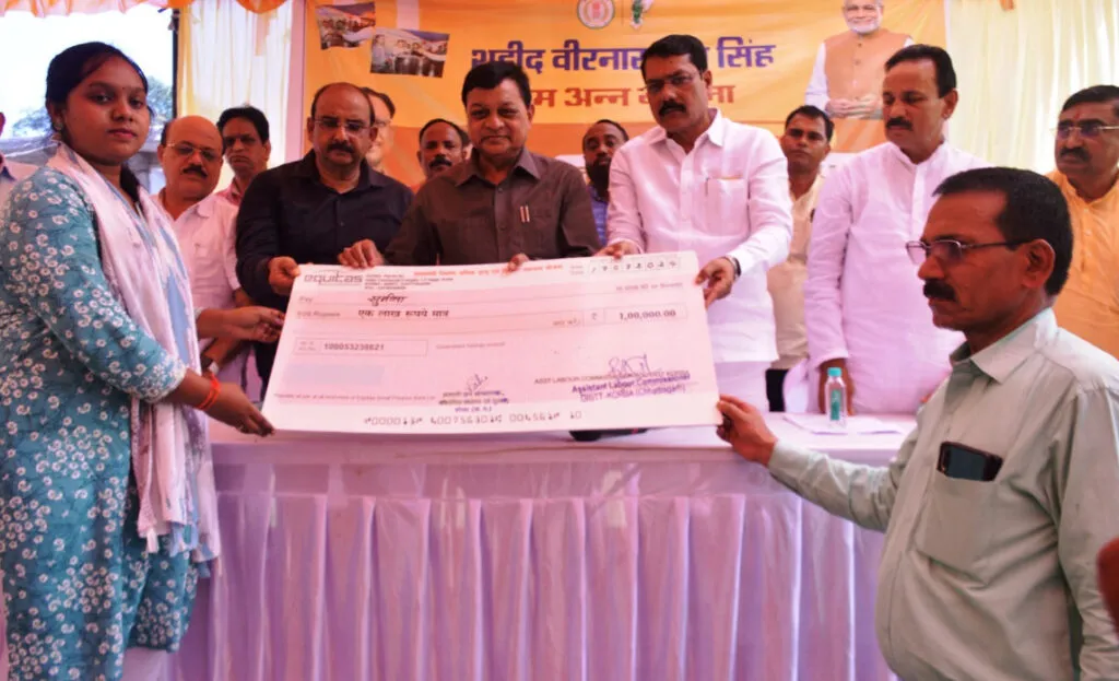 श्रम मंत्री ने हितग्राहियों को सहायता राशि का चेक प्रदान किया