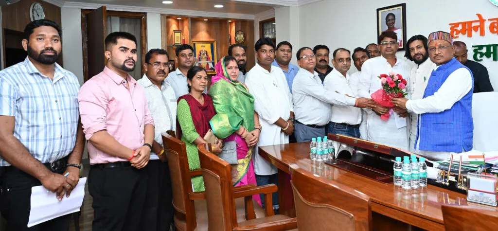 सीएम साय से जिला सतनामी सेवा समिति के प्रतिनिधि मंडल ने की सौजन्य मुलाक़ात