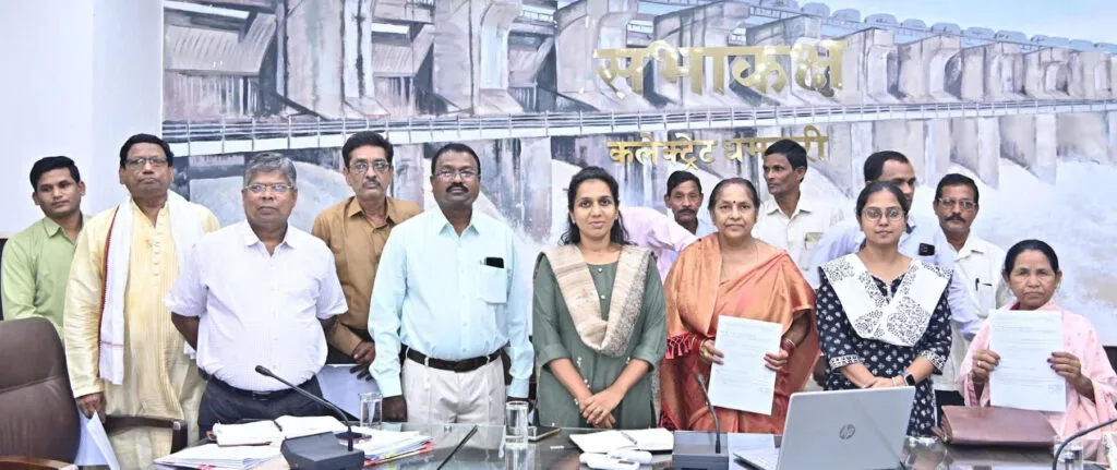 कलेक्टर नम्रता गांधी ने सेवानिवृत्त हुए 11 शासकीय सेवकों को प्रदाय किया पेंशन प्राधिकार पत्र