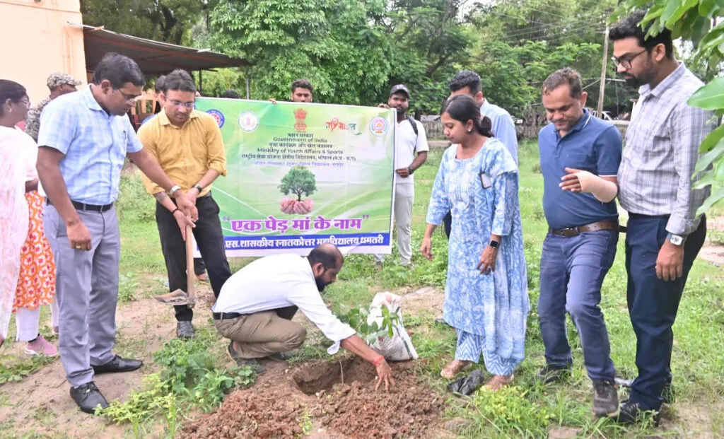 डायरेक्टर सहित अधिकारियों ने किया वृक्षारोपण