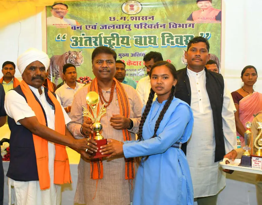बाघ दिवस पर आयोजित कार्यक्रम में मुख्य अतिथि के रूप में शामिल हुए मंत्री केदार कश्यप