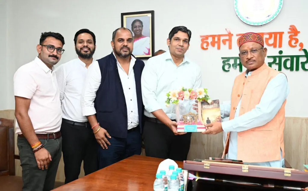 मुख्यमंत्री साय को डॉ पंकज द्विवेदी ने भेंट की अपनी स्वरचित किताब ‘द पॉसिबिलिटी’