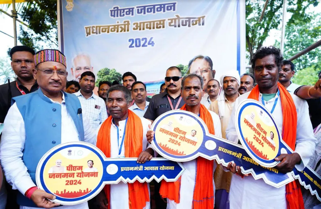 मुख्यमंत्री साय ने पीएम जनमन योजना के हितग्राहियों को सौंपी घर की चाबी
