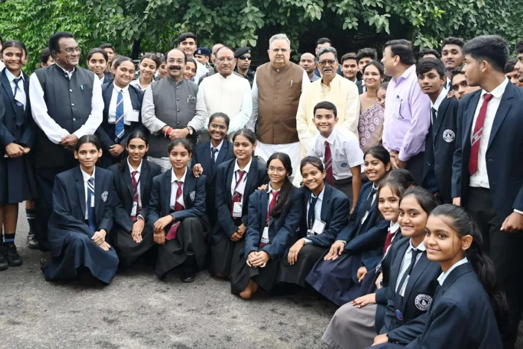 रॉयल किड्स कॉन्वेंट स्कूल के विद्यार्थियों ने मुख्यमंत्री से विधानसभा में मुलाकात
