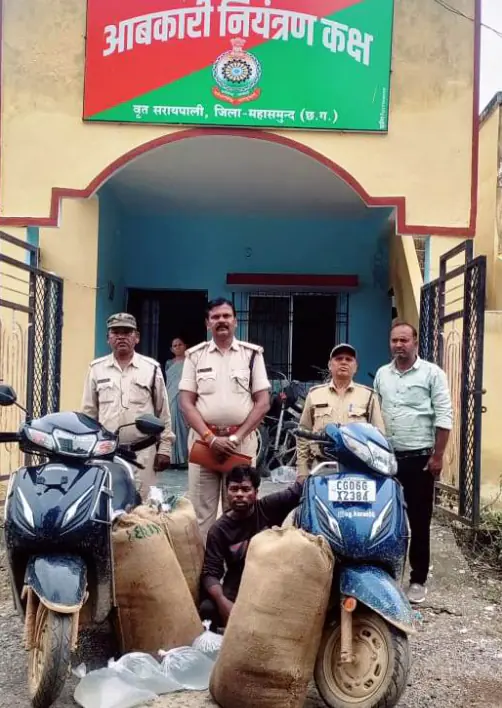 आबकारी टीम ने जब्त की 2 स्कूटी और 235 लीटर कच्ची शराब