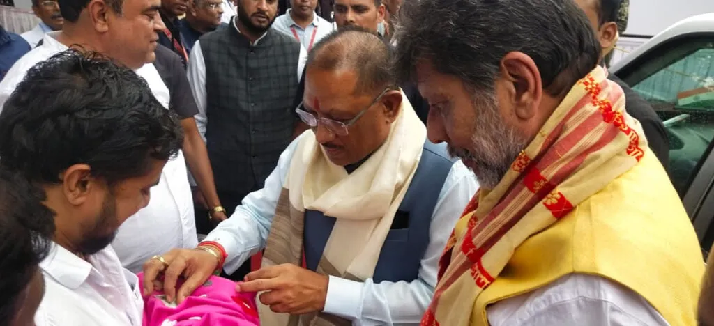 नवजात बिटिया का सौभाग्य ऐसा, पहले ही दिन गोद में दुलार मिला सीएम का