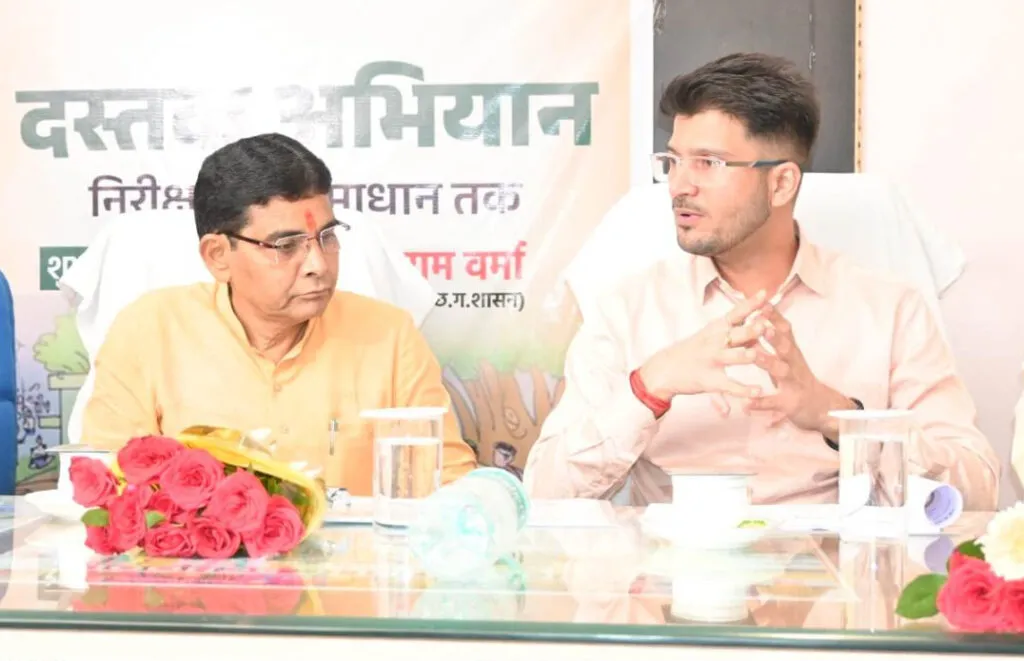 योजनाओं का शत प्रतिशत क्रियान्वयन करने शुरू किया गया दस्तक अभियान