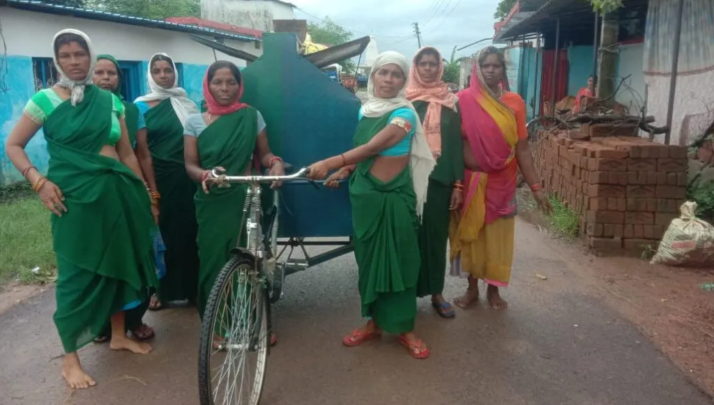 ग्राम पंचायतों में ग्रीन आर्मी की महिलाएं कर रहीं कचरा कलेक्शन