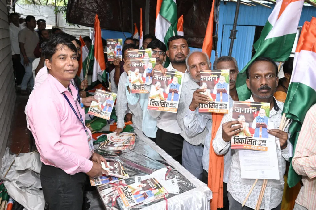 मुख्यमंत्री जनदर्शन में आए लोगों को मिल रही है योजनाओं की जानकारी, ’जनमन’ पुस्तिका का किया गया वितरण