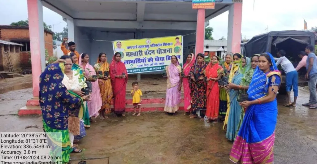 महतारी वंदन योजना के तहत लाभार्थी महिलाओं को वितरित किए गए पौधे