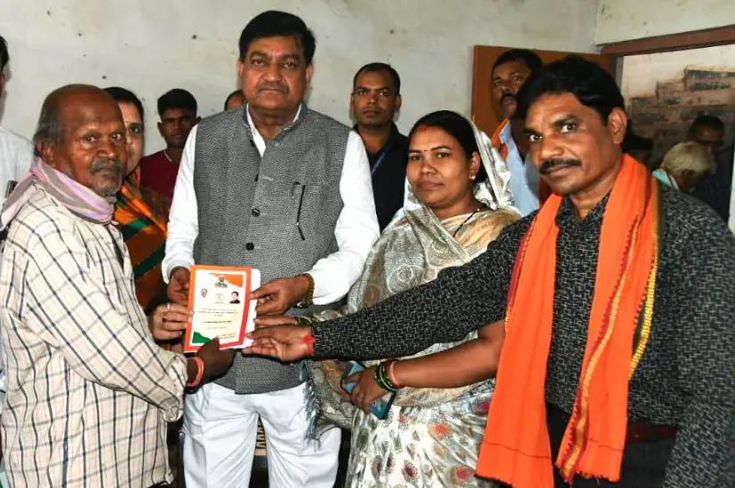 खाद्य मंत्री बघेल ने हितग्रहियों को किया राशनकार्ड का वितरण
