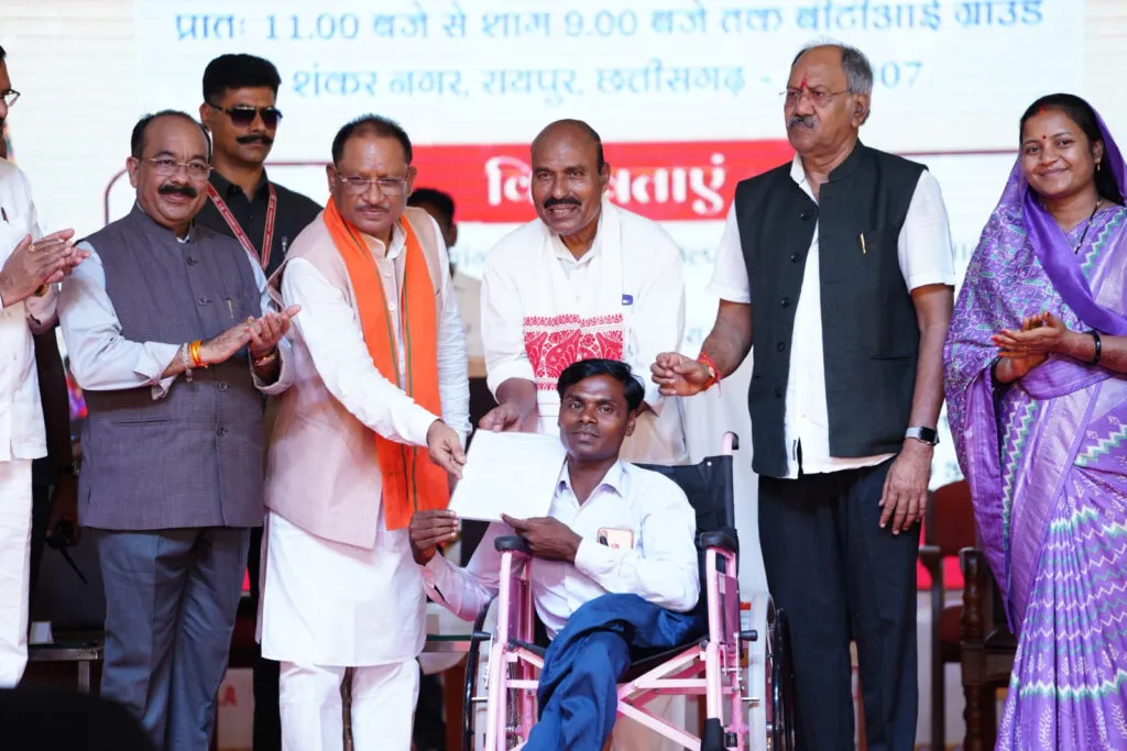 दिव्यांगजनों को सहायक उपकरण एवं ऋण स्वीकृति पत्र किए गए वितरित