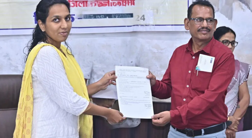 कलेक्टर नम्रता गांधी ने प्रदाय किया पेंशन प्राधिकार पत्र