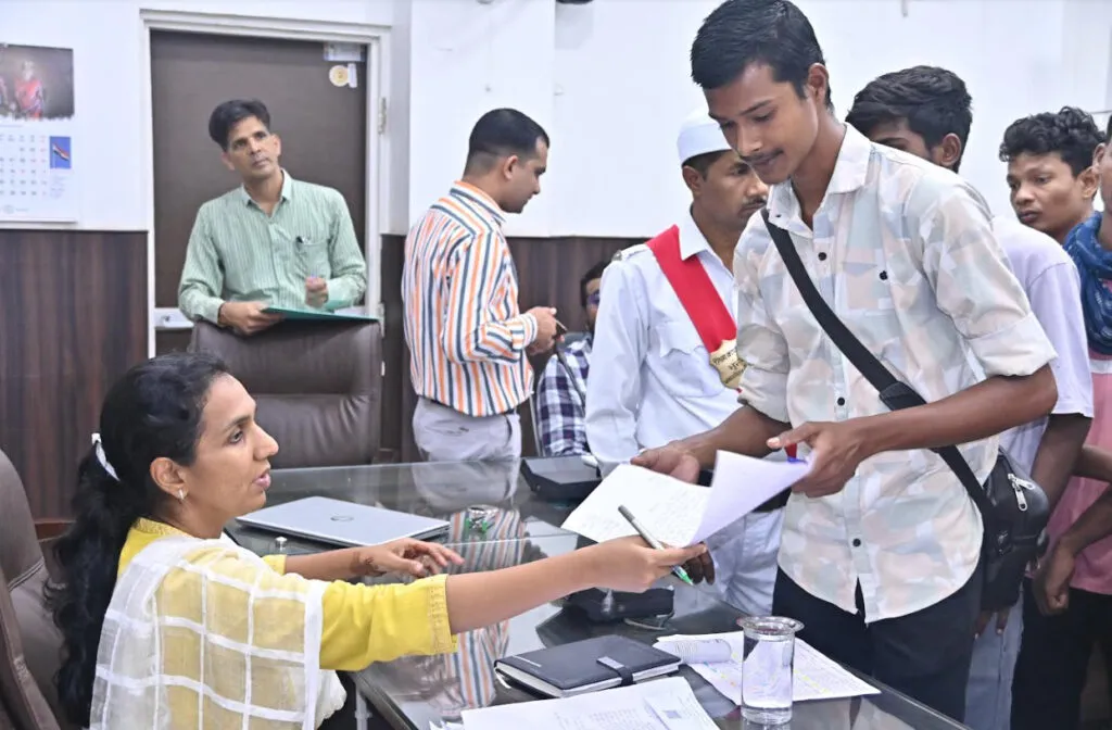 जनदर्शन में मिले 76 आवेदन