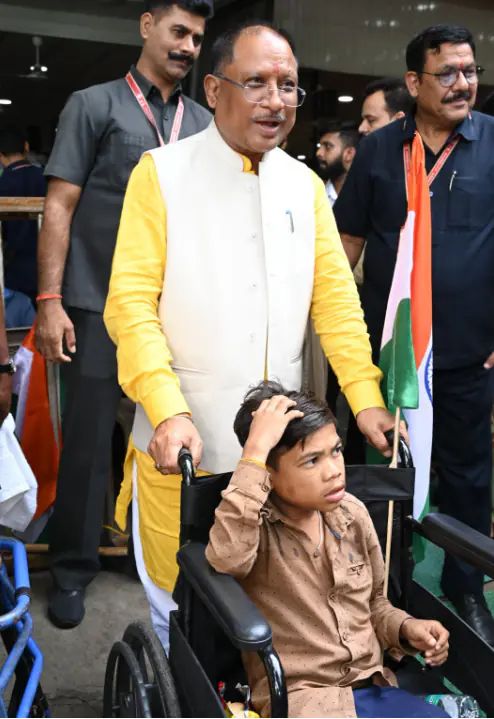 सुनहरे भविष्य की उम्मीद, दिव्यांग को मिली पचास हजार रुपए की सहायता राशि