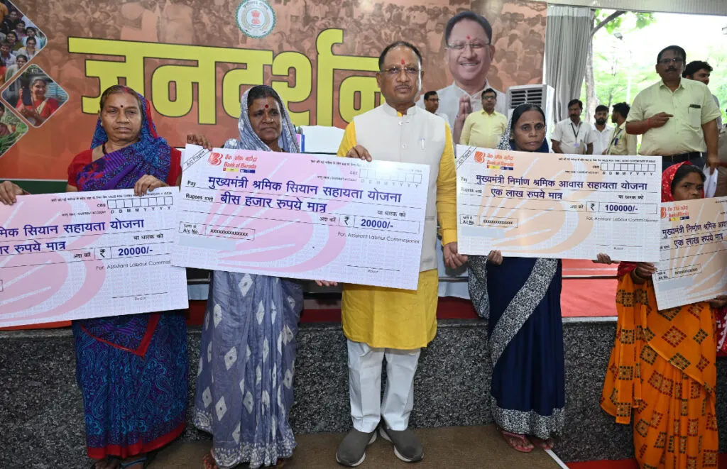 सीएम साय श्रम विभाग के 12 हितग्राहियों को विभिन्न योजनाओं के तहत सौंपे चेक