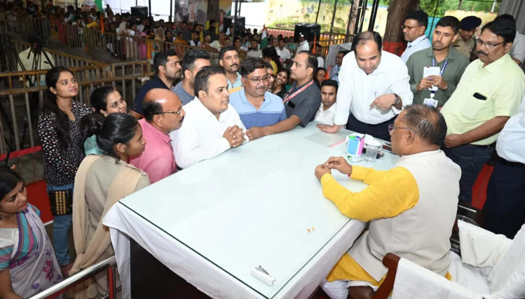 सीएम साय से मिले कौशल्या विहार के रहवासी ने बताई अपनी समस्याएं