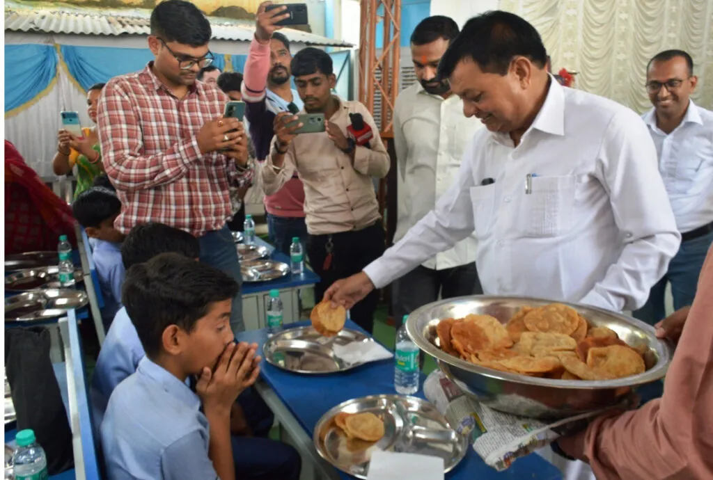 उद्योग मंत्री देवांगन ने पौष्टिक नाश्ता कार्यक्रम का किया शुभारंभ