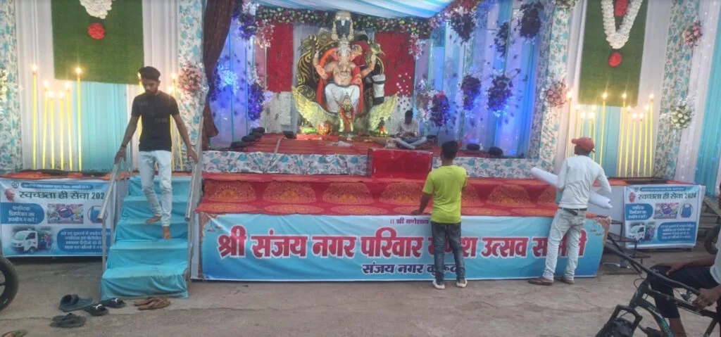 नगर पंचायत कुरूद स्थित गणेश पंडालों में लगाए गए पोस्टर्स, प्लास्टिक एवं पॉलीथिन का उपयोग नहीं करने की गई अपील
